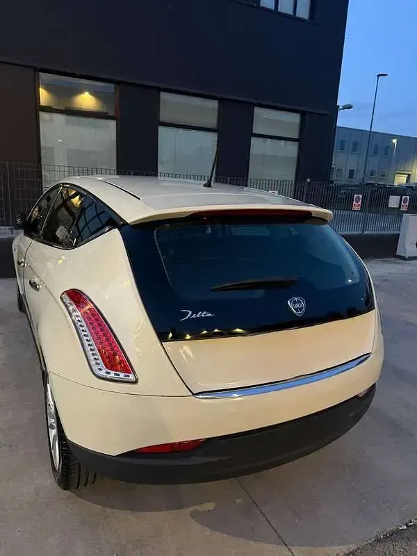 Usata Lancia Delta 120 CV (88 kW) 2009 Beige Utilitaria