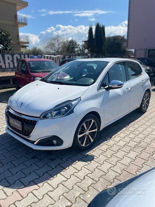 Usata Peugeot 208 Allure 82 CV (60 kW) 2015 Bianco Utilitaria