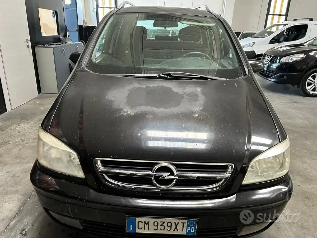 Usata Opel Zafira 101 CV (74 kW) 2004 Nero Monovolume