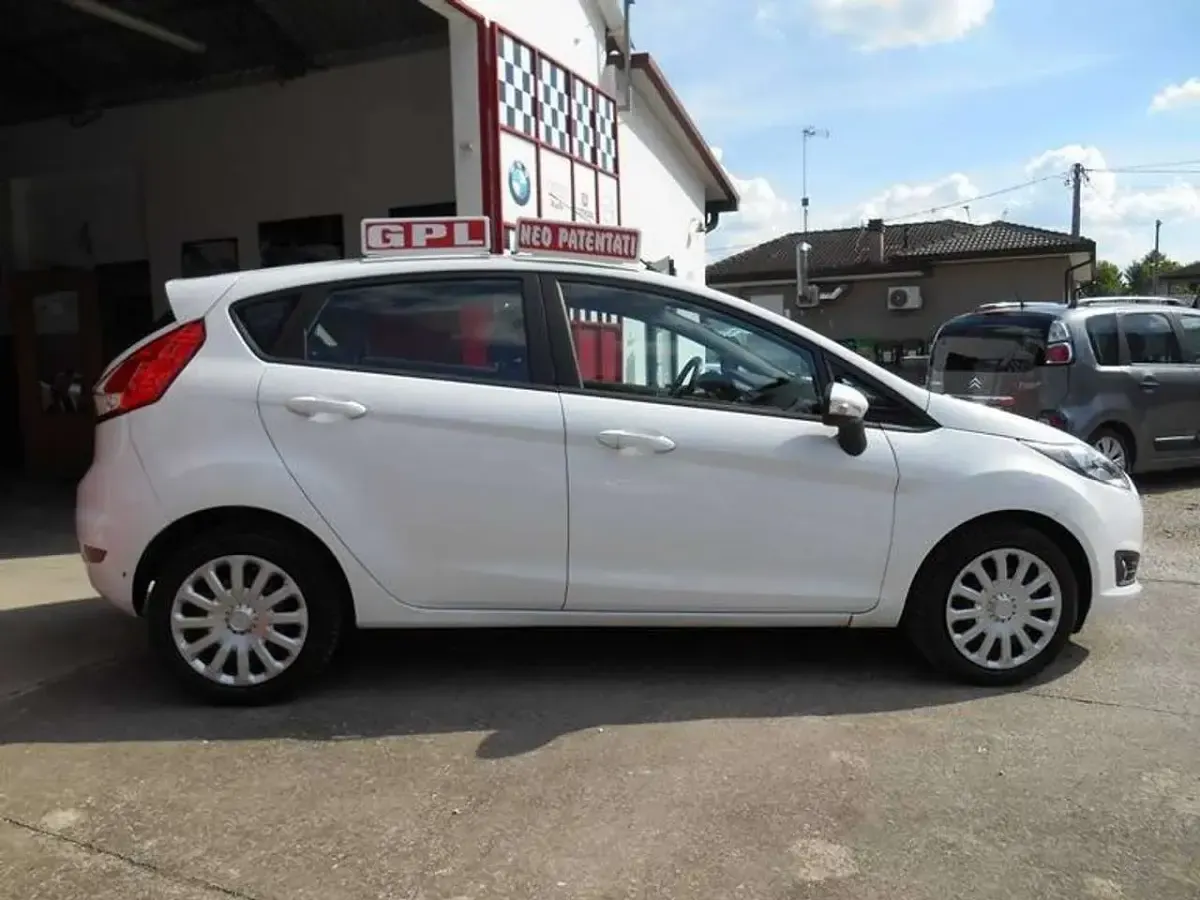 Usata Ford Fiesta Business Edition 97 CV (71 kW) 2014 Pastello Utilitaria