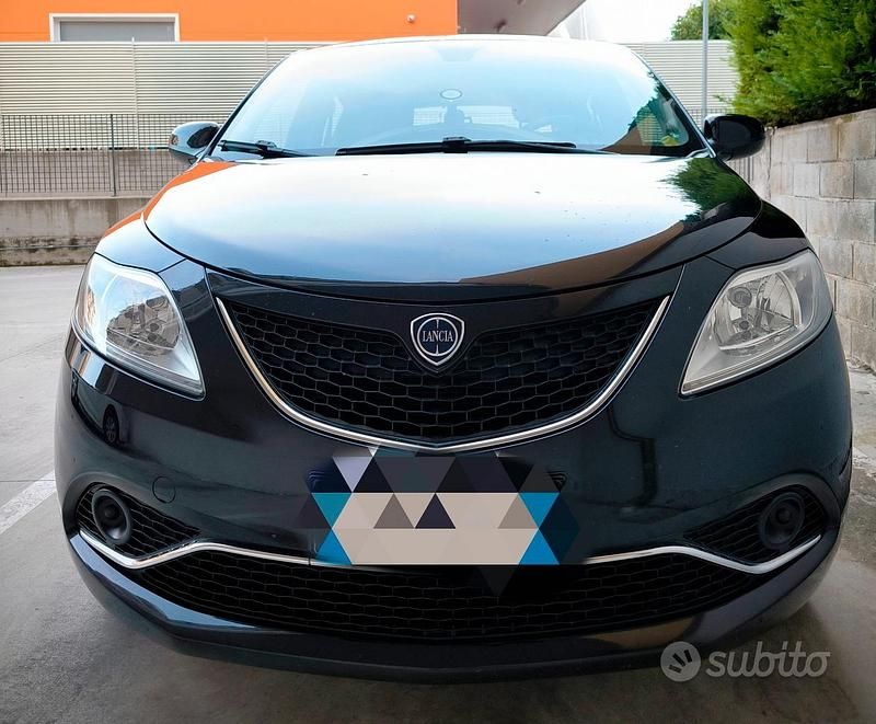 Usata Lancia Ypsilon Platinum 69 CV (50 kW) 2017 Nero Utilitaria