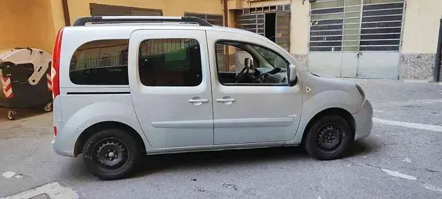 Usata Renault Kangoo 90 CV (66 kW) 2011 Grigio metallizzato Monovolume