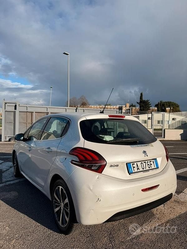 Usata Peugeot 208 82 CV (60 kW) 2015 Bianco Utilitaria