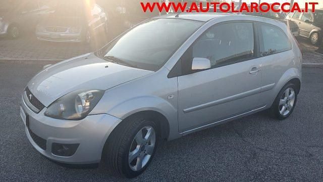 Usata Ford Fiesta 68 CV (50 kW) 2007 Argento metallizzato Utilitaria