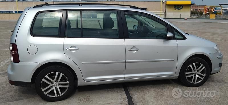 Usata VW Touran 140 CV (102 kW) 2010 Grigio Monovolume