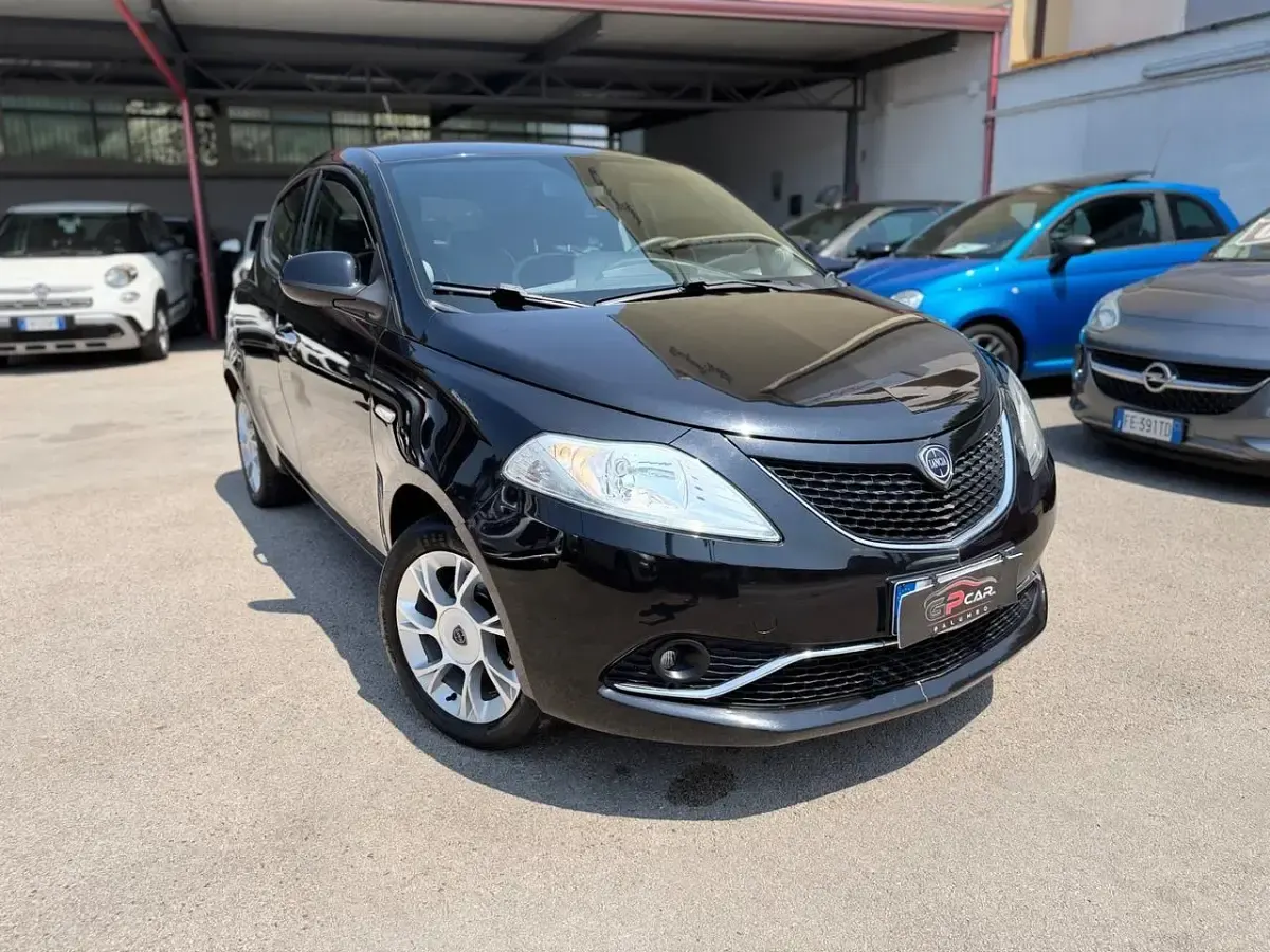 Usata Lancia Ypsilon Gold 95 CV (69 kW) 2016 Nero Utilitaria