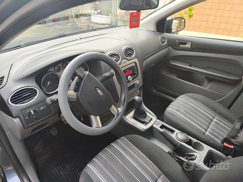Usata Ford Focus 101 CV (74 kW) 2010 Grigio Berlina