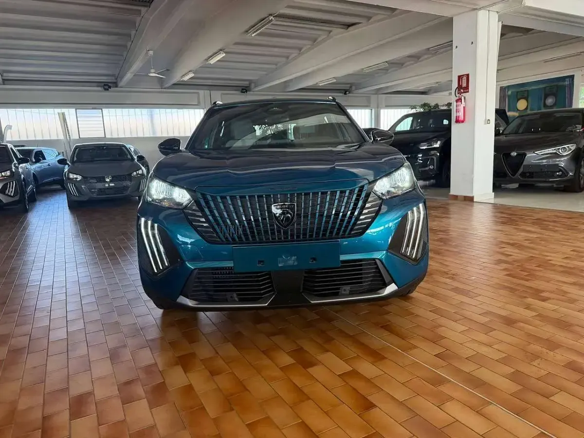 Usata Peugeot 2008 Allure+ 101 CV (74 kW) 2025 Blu/azzurro SUV