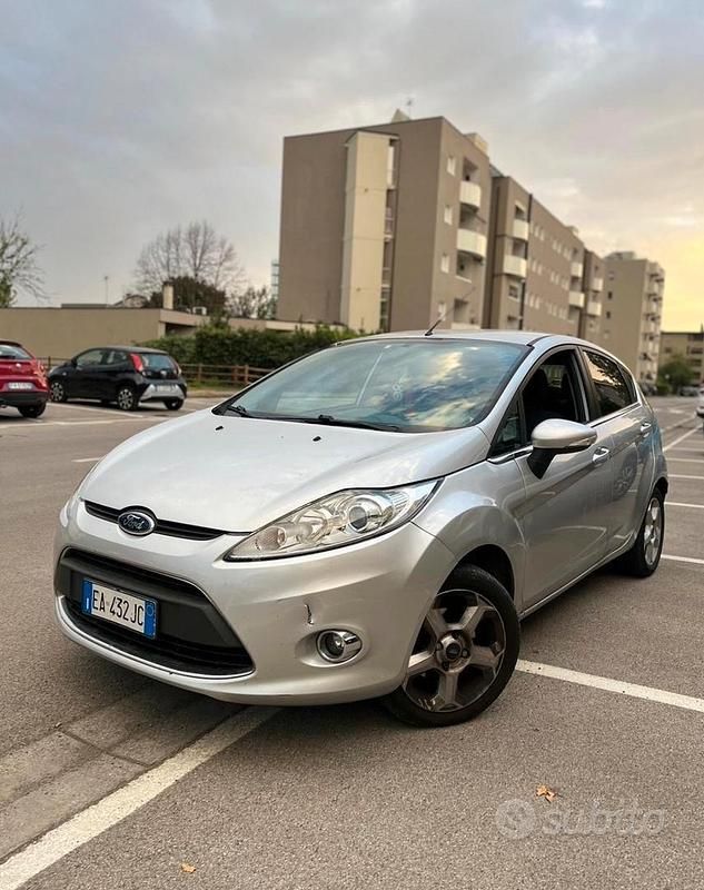 Usata Ford Fiesta 68 CV (50 kW) 2023 Grigio Berlina