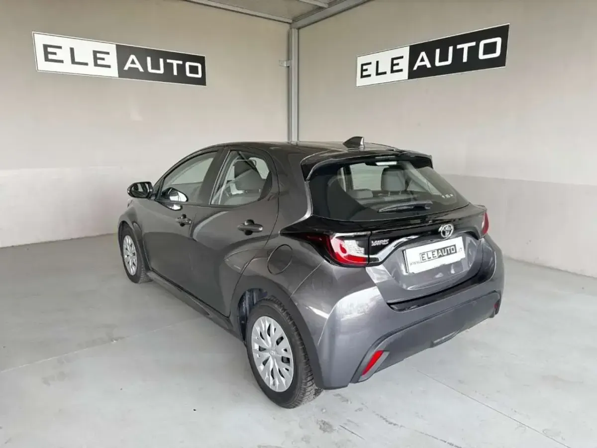 Usata Toyota Yaris Hybrid 92 CV (67 kW) 2022 Grigio scuro Berlina