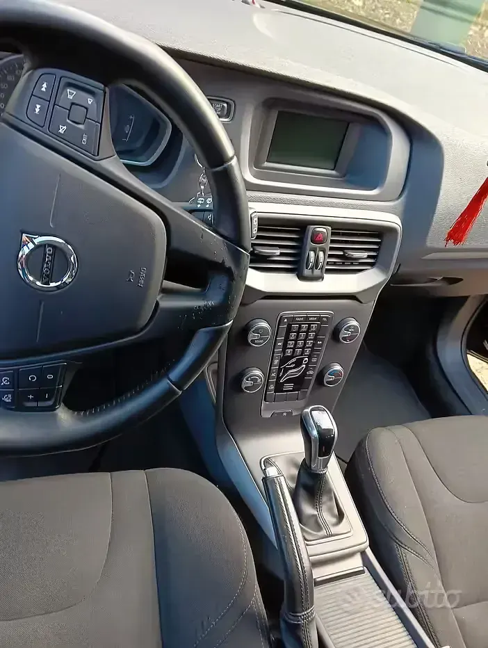Usado Volvo V40 122 CV (89 kW) 2018 Negro Berlina