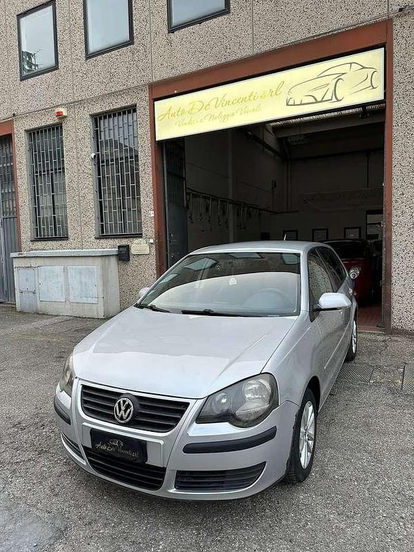 Argento Usata 2007 VW Polo Comfortline Tre volumi | 1990 € (Buon prezzo) - Immagine 1/4
