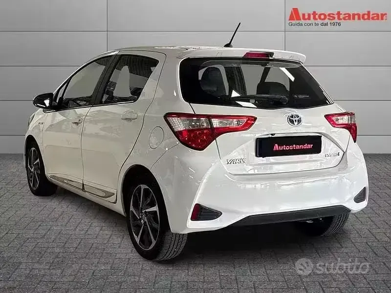 Usata Toyota Yaris Hybrid Style 101 CV (74 kW) 2017 Bianco Berlina