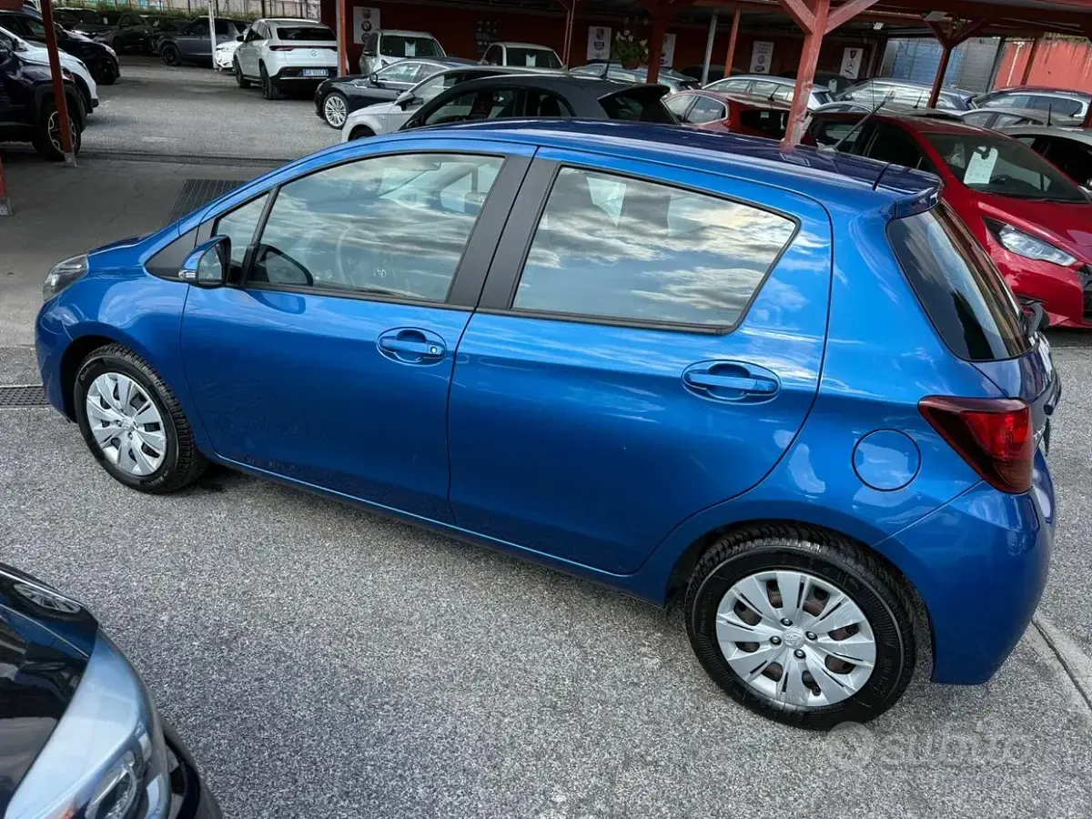 Usata Toyota Yaris Lounge 69 CV (50 kW) 2016 Blu Berlina