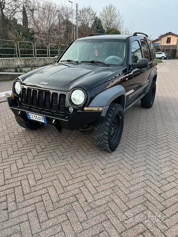 Usado Jeep Cherokee 163 CV (119 kW) 2006 Negro SUV