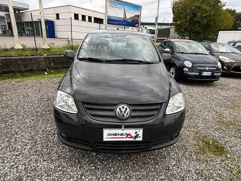 Begagnad VW Fox 70 HK (51 kW) 2008 Grå Halvkombi