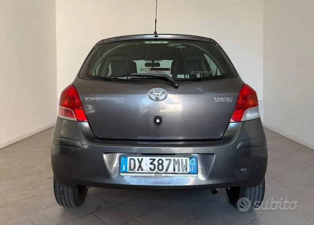 Usata Toyota Yaris Luxury 69 CV (50 kW) 2009 Grigio Utilitaria