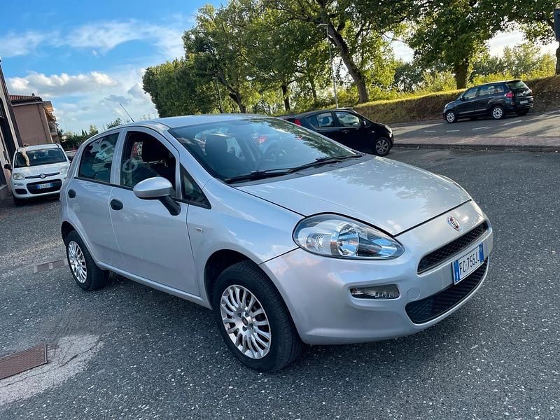 Usata Fiat Punto Young 77 CV (56 kW) 2016 Argento Utilitaria