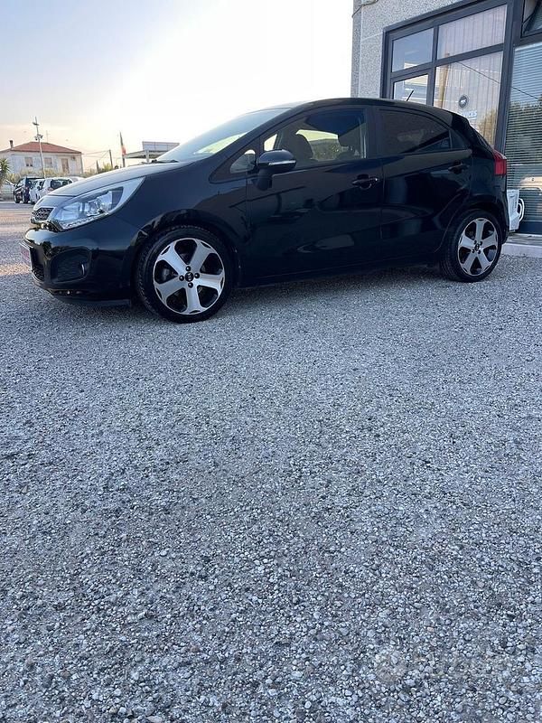Usata Kia Rio 90 CV (66 kW) 2014 Nero Berlina