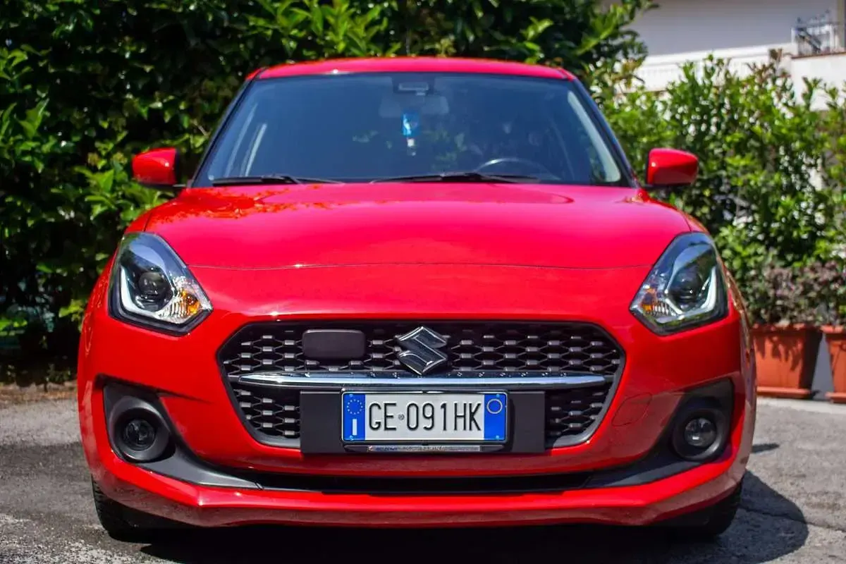 Usata Suzuki Swift Cool 83 CV (61 kW) 2021 Rosso Utilitaria