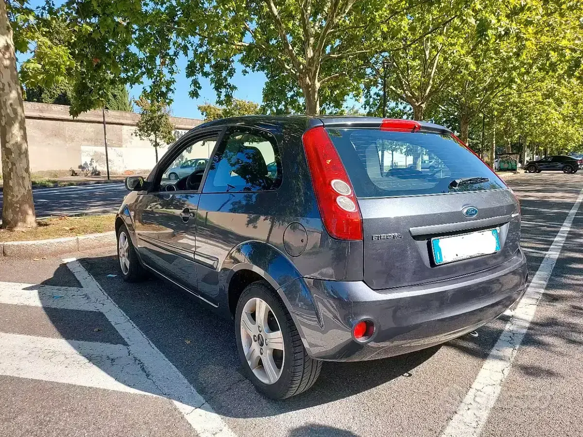 Usata Ford Fiesta 75 CV (55 kW) 2008 Grigio Utilitaria