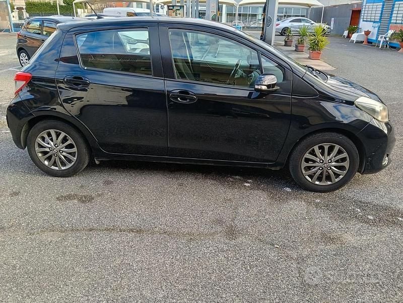 Usata Toyota Yaris Active 99 CV (72 kW) 2013 Nero Utilitaria