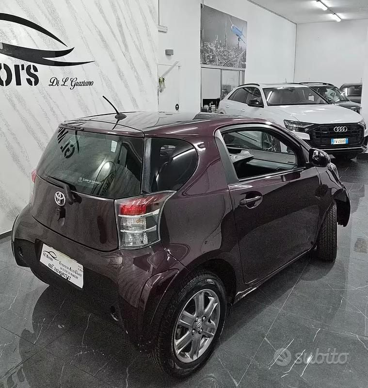 Usata Toyota iQ Sol 67 CV (49 kW) 2010 Rosso Utilitaria