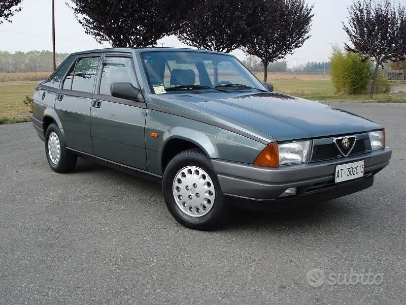 Usata Alfa Romeo 75 105 CV (77 kW) 1990 Grigio Berlina
