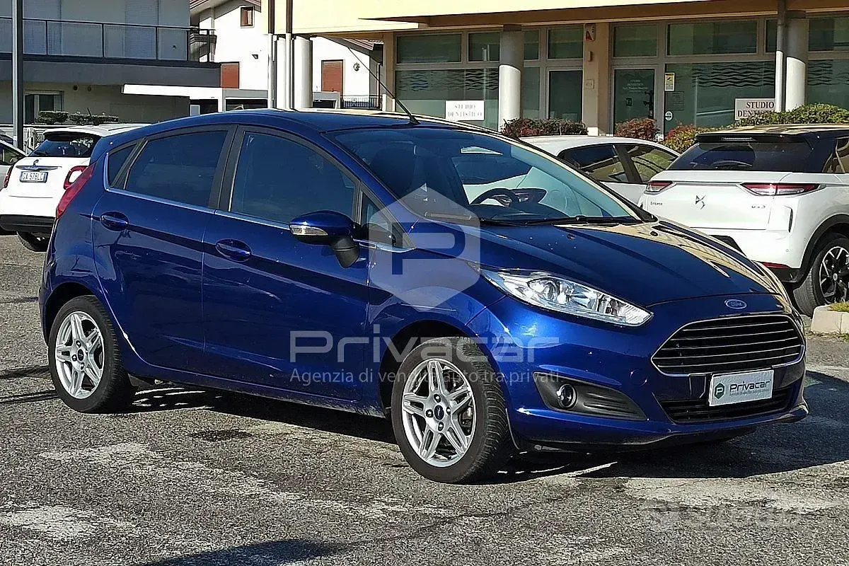 Gebraucht Ford Fiesta Titanium 80 PS (58 kW) 2015 Blau Kleinwagen