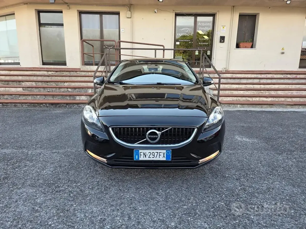Usata Volvo V40 Business Edition 120 CV (88 kW) 2018 Nero Berlina