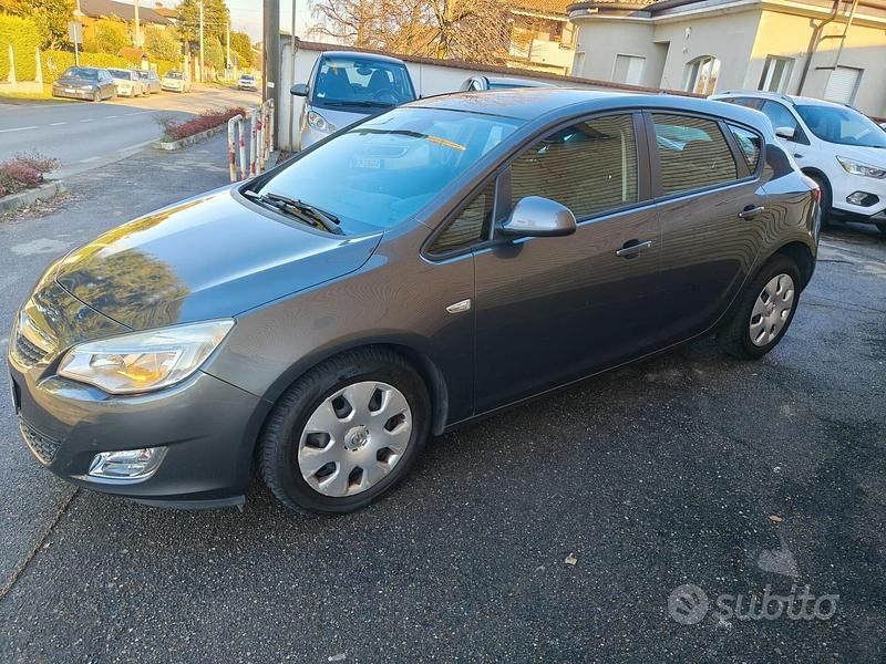 Usata Opel Astra 100 CV (73 kW) 2011 Marrone Berlina