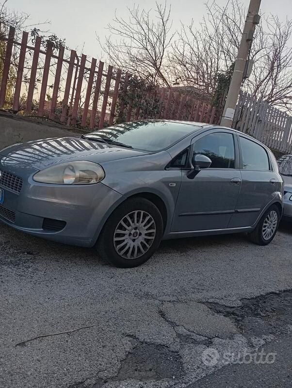 Grigio Usata 2009 Fiat Punto Due volumi | 1700 € (Buon prezzo) - Immagine 1/3