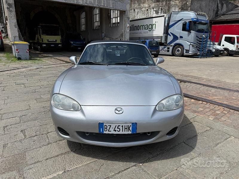 Usata Mazda MX5 110 CV (80 kW) 2002 Argento Cabrio