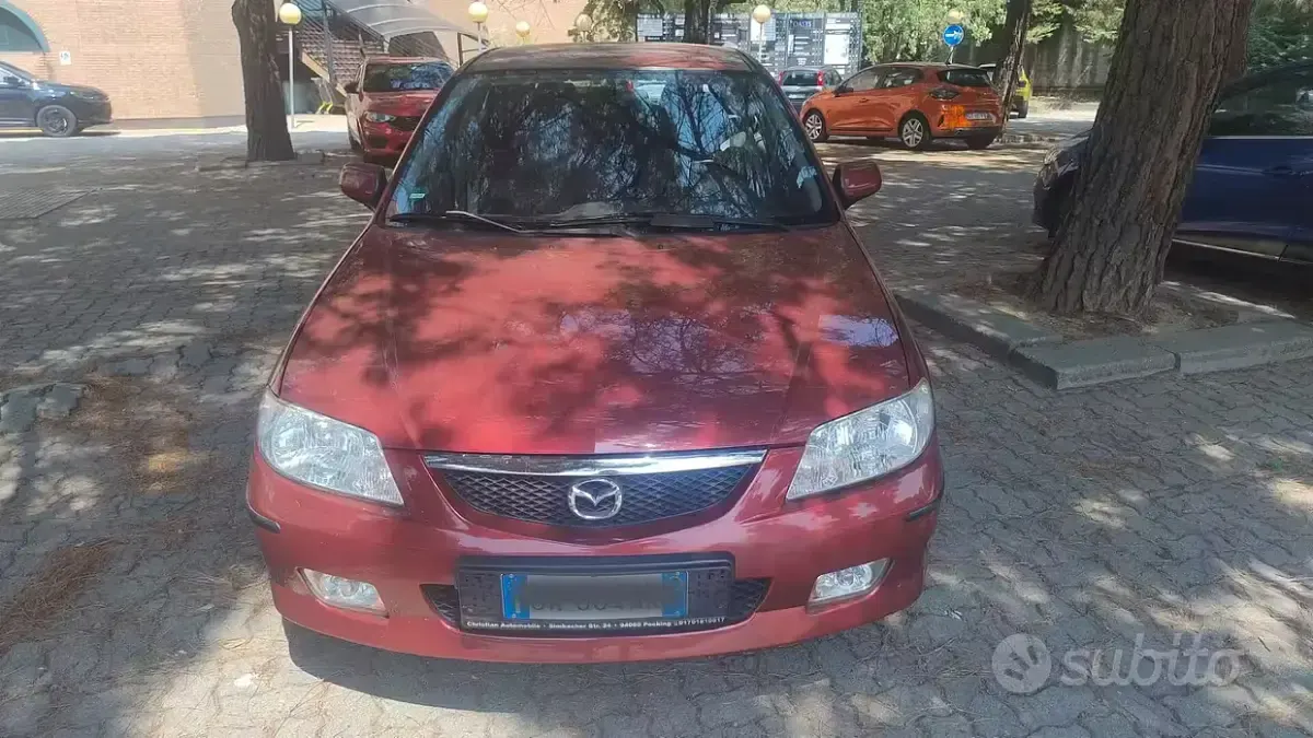 Usata Mazda 323F Exclusive 98 CV (72 kW) 2001 Rosso Berlina