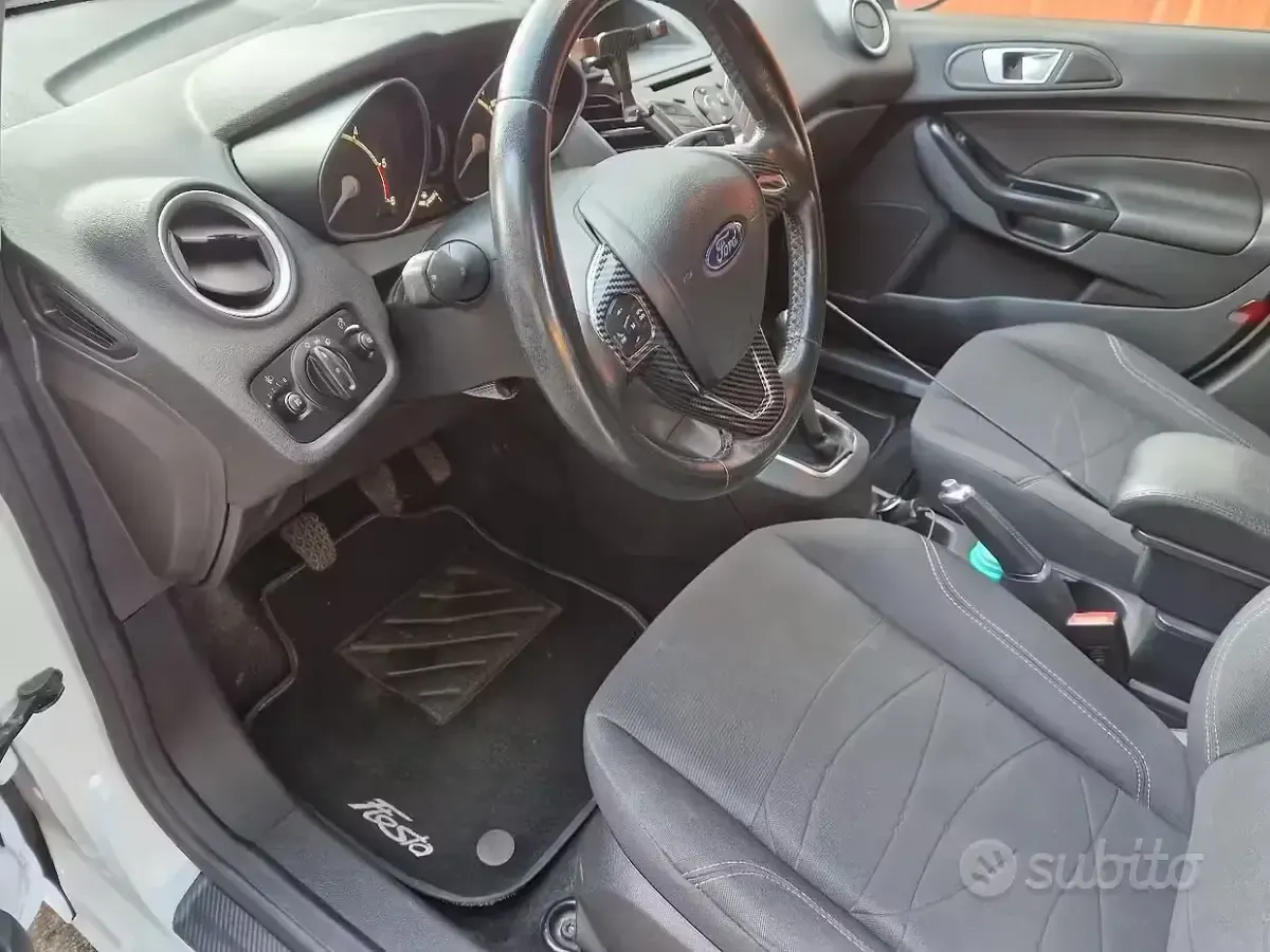 Usata Ford Fiesta 75 CV (55 kW) 2015 Bianco Utilitaria