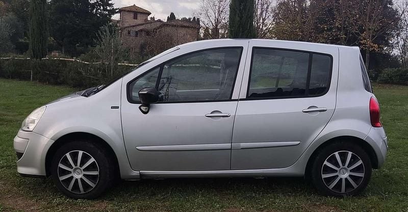 Usata Renault Modus 75 CV (55 kW) 2011 Argento Monovolume