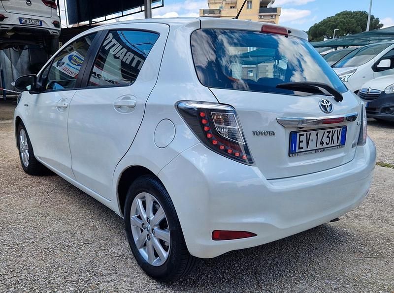 Usata Toyota Yaris Hybrid Lounge 74 CV (54 kW) 2014 Bianco Berlina