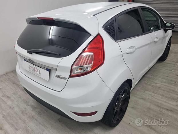 Usata Ford Fiesta Titanium 95 CV (69 kW) 2017 Bianco Utilitaria