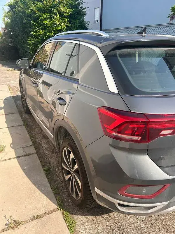 Usata VW T-Roc Life 110 CV (80 kW) 2023 Grigio SUV