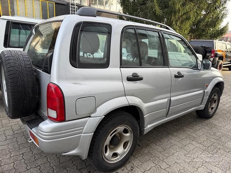 Usata Suzuki Grand Vitara 128 CV (94 kW) 2000 Grigio SUV