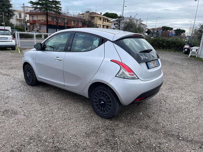 Usata Lancia Ypsilon 69 CV (50 kW) 2015 Argento Utilitaria
