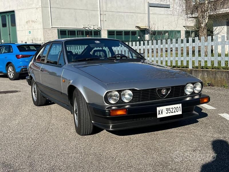 Usata Alfa Romeo GTV 131 CV (96 kW) 1985 Grigio Coupé