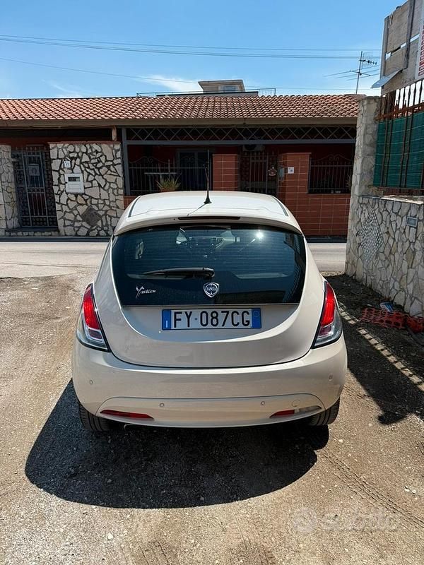 Usata Lancia Ypsilon 60 CV (44 kW) 2019 Bianco Utilitaria