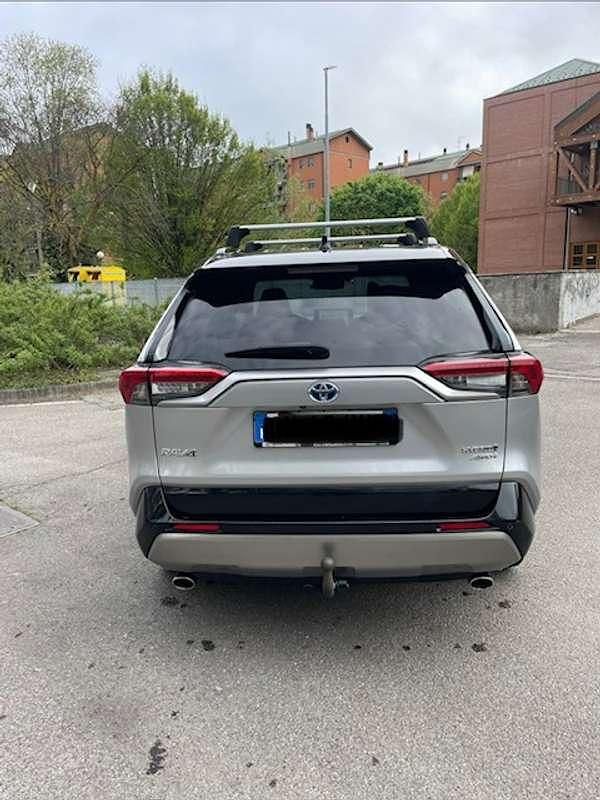 Usata Toyota RAV4 Hybrid Style 185 CV (136 kW) 2023 Argento SUV
