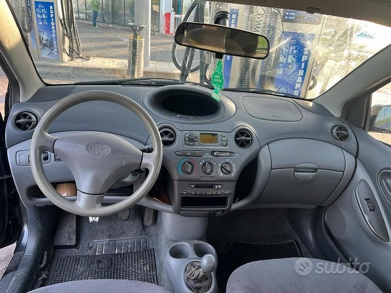 Usata Toyota Yaris 68 CV (50 kW) 2001 Nero Utilitaria