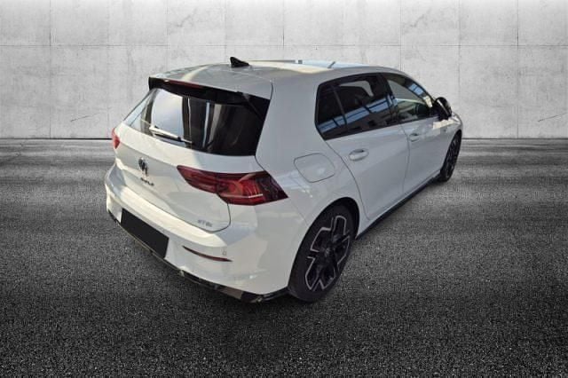 Usata VW Golf VIII R-line Plus 150 CV (110 kW) 2024 Bianco pastello Berlina