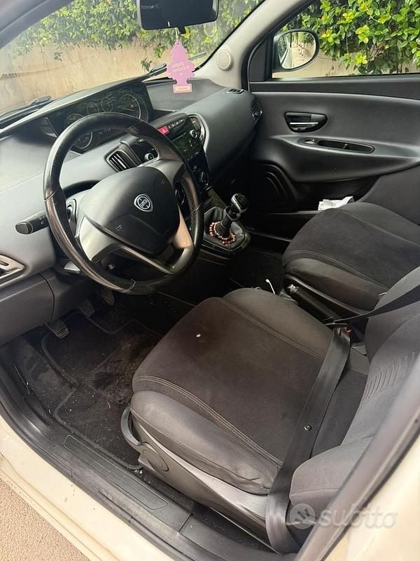 Usata Lancia Ypsilon 60 CV (44 kW) 2012 Bianco Utilitaria