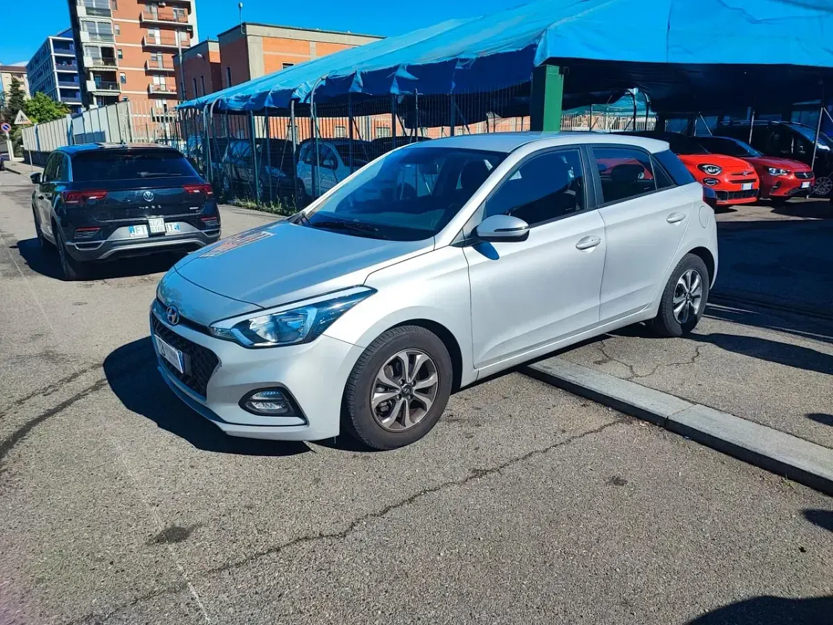 Usata Hyundai i20 75 CV (55 kW) 2019 Argento Utilitaria