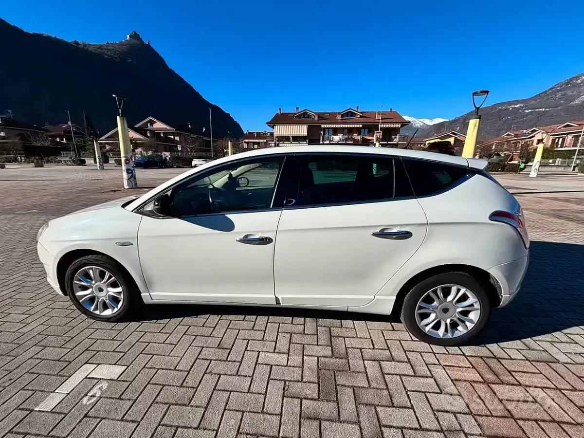 Begagnad Lancia Delta 120 HK (88 kW) 2014 Vit Halvkombi