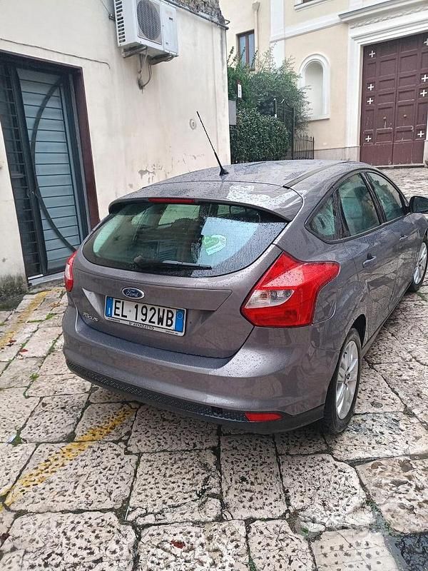 Usata Ford Focus 105 CV (77 kW) 2012 Marrone Berlina